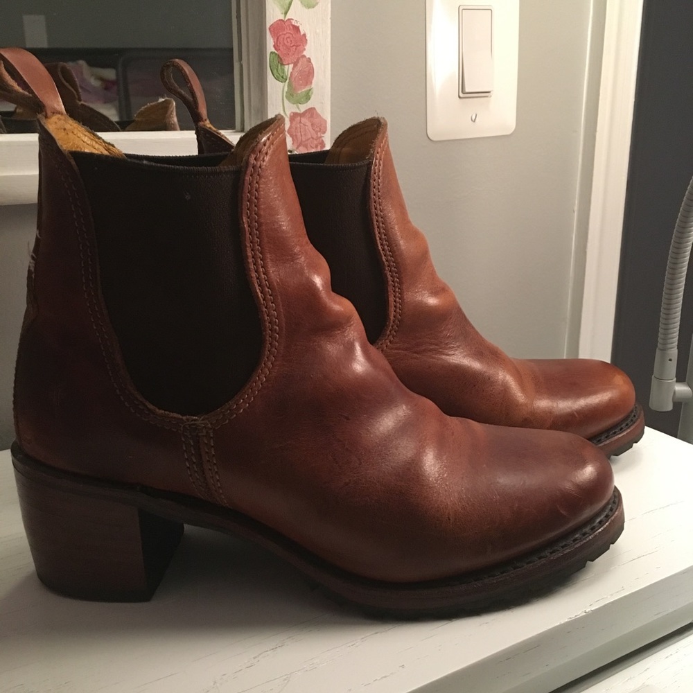 Beautiful Frye Sabrina Chelsea Boots in Cognac